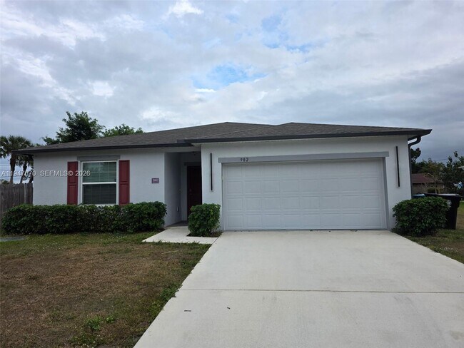 Foto del edificio - 982 SW Commonwealth Rd