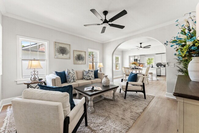 Sala de estar - 593 Talbot Ave