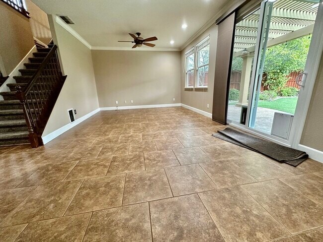 Foto del edificio - Must See This Beautiful 4 Bedroom 3 Bathro...