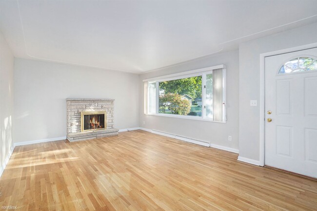 Building Photo - 3 br, 2.5 bath House - 139 Fairway Dr