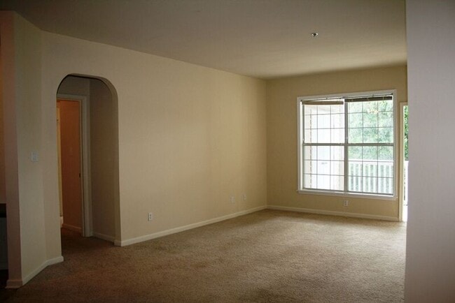 Building Photo - 300 Riverbend Dr
