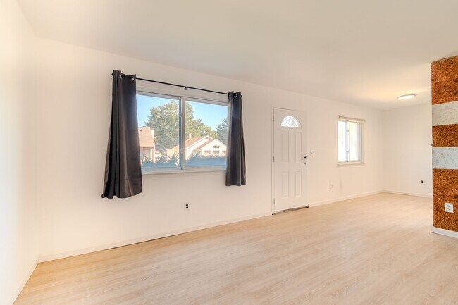 Foto del edificio - 23257 Stewart Ave