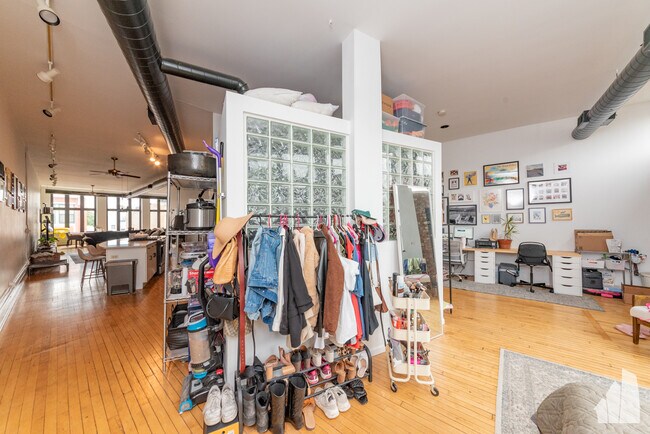 Foto del edificio - 1466 N Milwaukee Ave