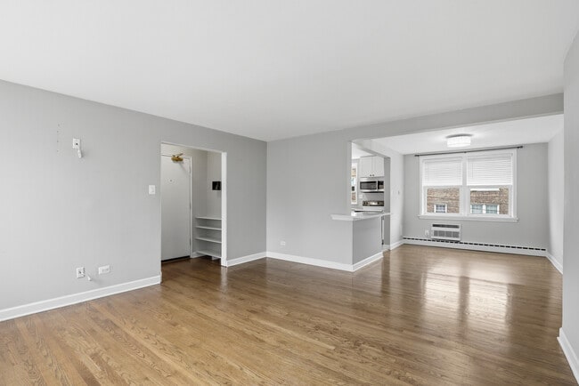 Building Photo - 2412 W Farragut Ave