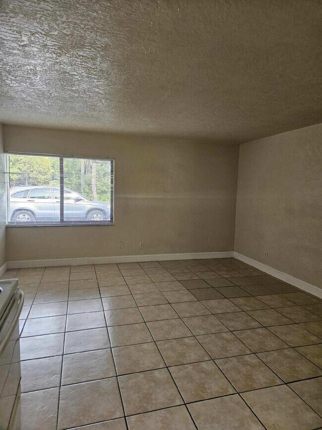 Foto del edificio - 1 BEDROOM 1 BATH NEWLY RENOVATED CONDO