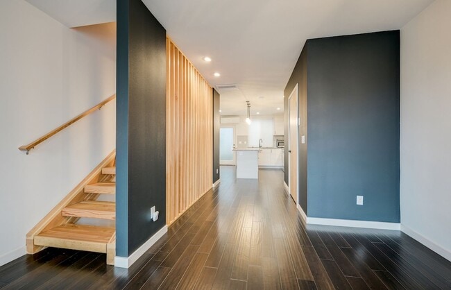 Building Photo - Gorgeous 3Bed/2.5 Bath Townhome in Queen A...