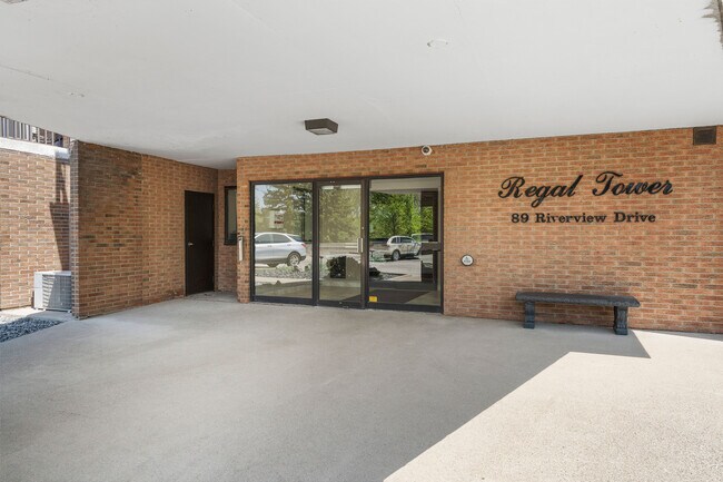 Photo du bâtiment - Regal Tower Apartments - Chatham