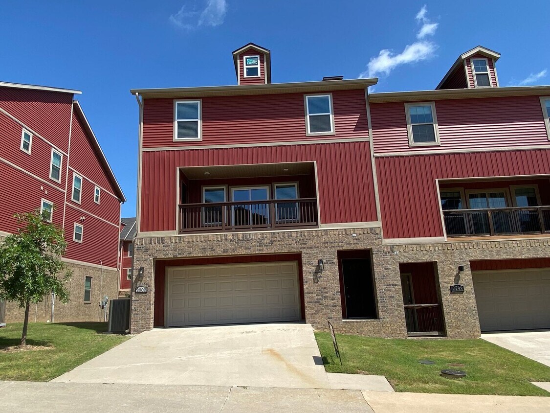 Foto principal - Brand New Three Bed Townhome- Fayetteville...