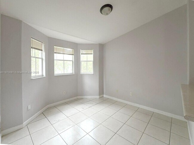 Foto del edificio - 1543 SE 25th St
