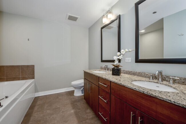 Building Photo - 505 N McClurg Ct