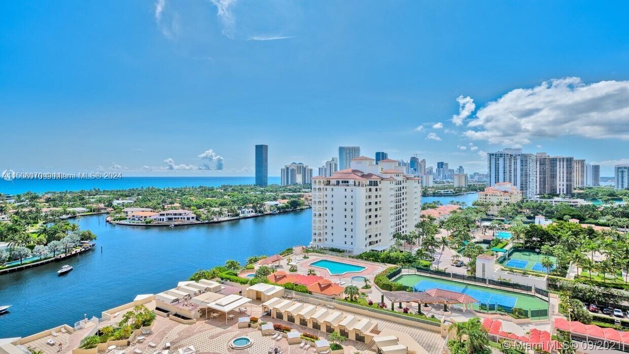 Foto principal - 20191 E Country Club Dr