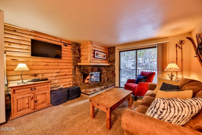 Hogar - 44 Village Dr