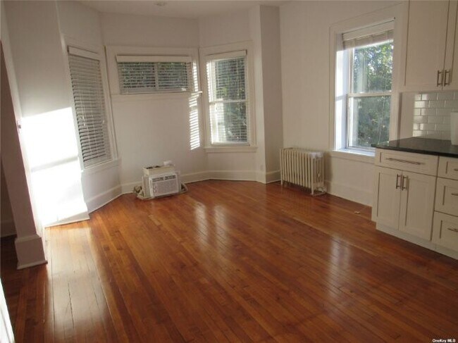 Foto del edificio - 43-14 Douglaston Pkwy