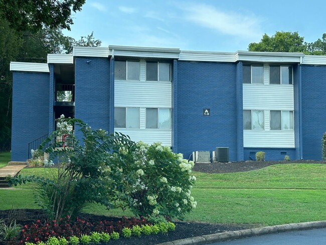 Building Photo - Newly Renovated Oak View Apartments