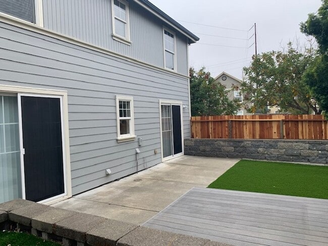 Foto del edificio - ~4 Bedroom 2.5 Bath House ~ Includes Water & has Solar ~ Huge Savings on Utilities ~