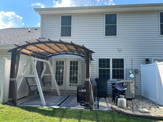 Building Photo - 3 Bedroom 3 Bathrooms