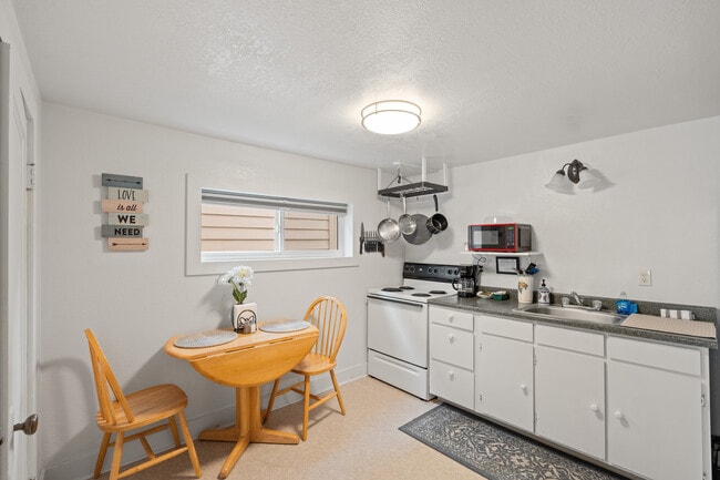 Building Photo - 451 Broad St