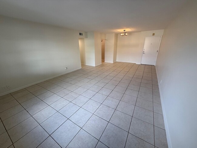 Building Photo - 1950 N Andrews Ave