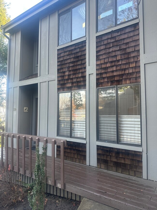 Foto del edificio - 339 Ravenwood Pl