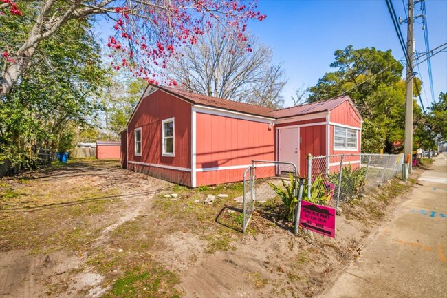 Building Photo - 525 New Berlin Rd
