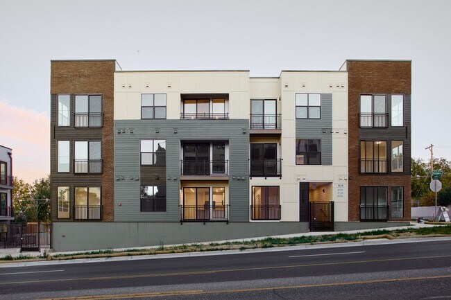 Foto del edificio - BRAND NEW Condo at SLOANS LAKE!