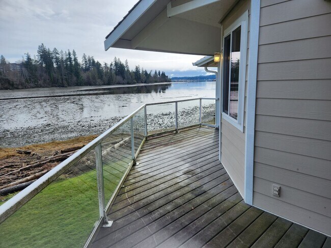 Building Photo - Amazing Water View!!!