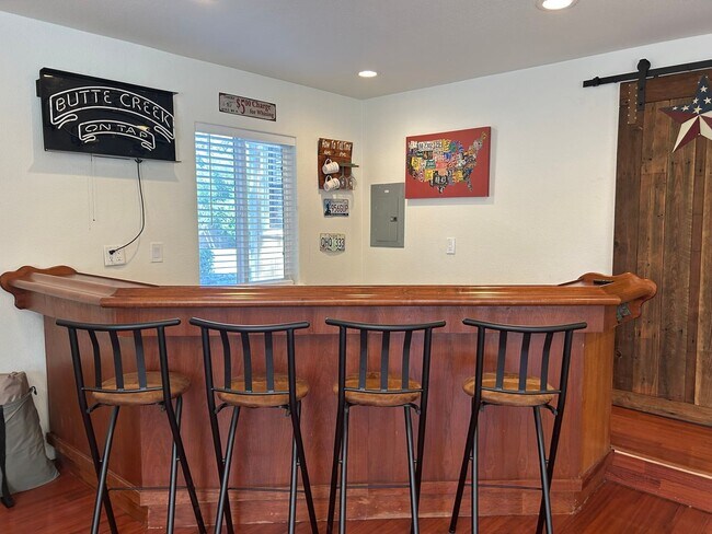 Foto del edificio - 2 bed, 1 bath, Bonus Room with Built-in Bar