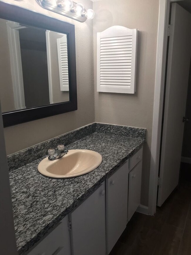 Photo - Renovated 2 Bedroom Condo - Oak Forest West