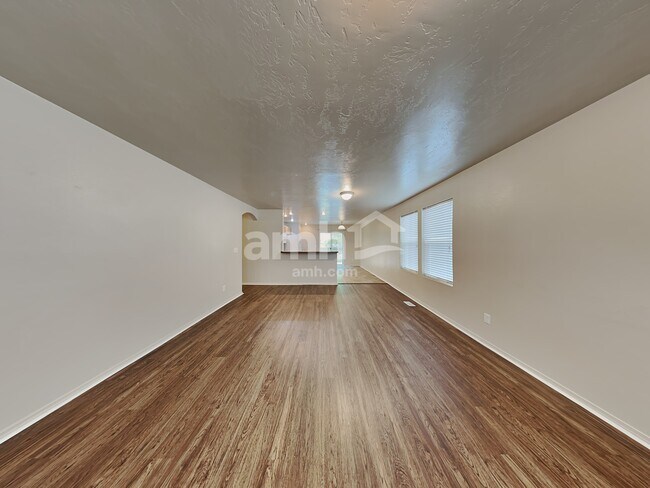 Foto del edificio - 4418 N Alester Ave