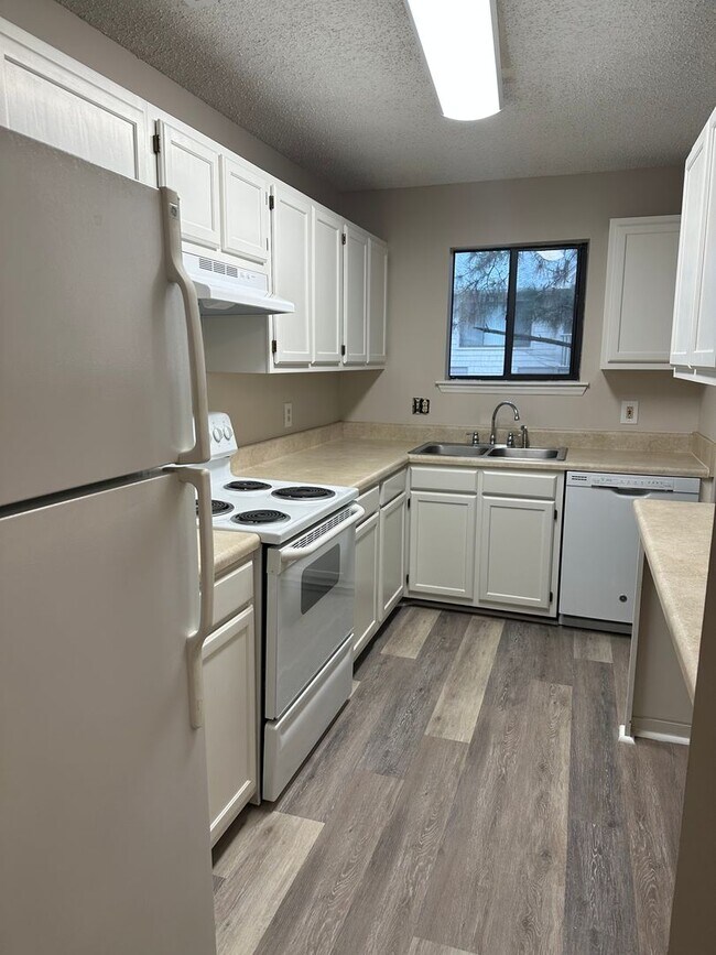 Building Photo - Charming Condo with Private Balcony & Stackable Washer/Dryer Near RTP and Southpoint!