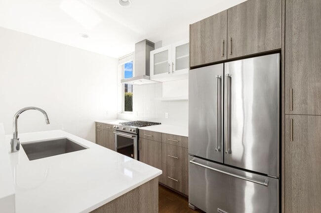 Building Photo - 2 Bedroom 2 Bath Townhome with Rooftop Deck in Crown Hill