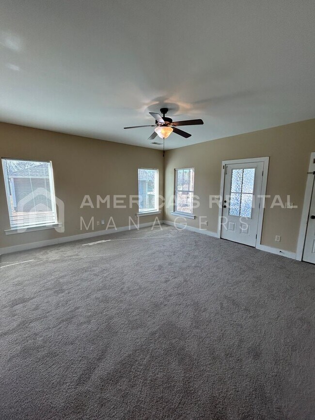 Foto del edificio - DEPOSIT PENDING!!! Incredible Home For Ren...