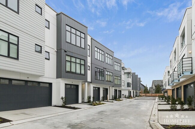 Building Photo - Modern 3 Bed 3 Bath Townhome for Rent in Pacific Douglas!