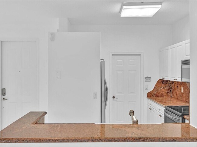 Building Photo - 812 SE 4th Ct