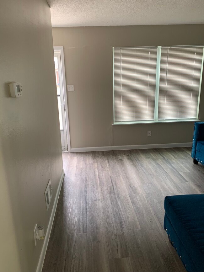 Foto del edificio - 8306 Woodview Dr E