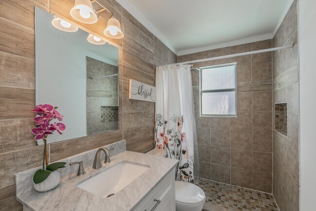 Foto del edificio - 2617 Marigold Ave