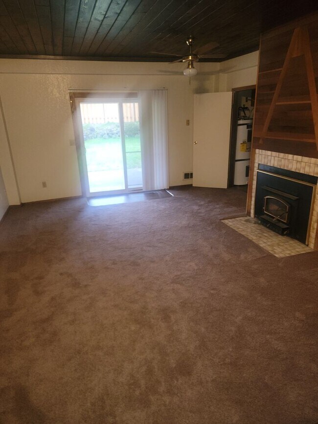 Building Photo - University Place 4 bedroom, 2 bath. Partially fenced yard