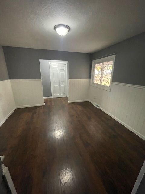 Building Photo - 3 bedroom home with sun room close to lake!