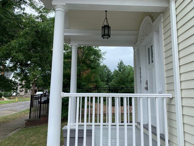 Foto del edificio - 223 E 9th St