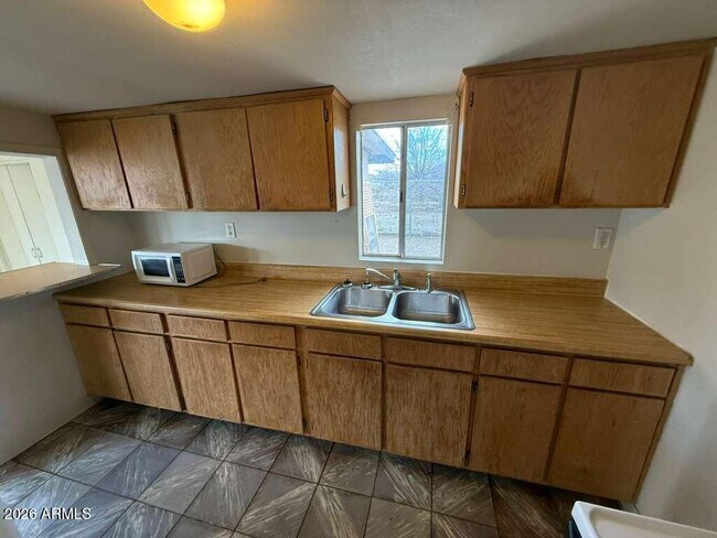 Foto del edificio - 1365 E 20th St