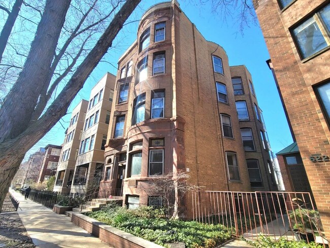 Building Photo - 626 W Wellington Ave