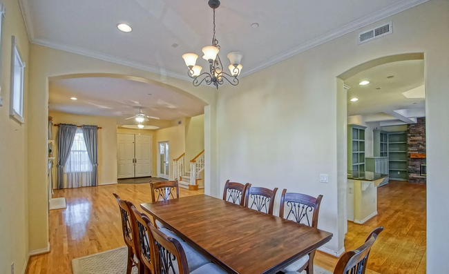 Foto del edificio - Beautiful & Spacious, 5BD/5BA, 3600 SqFt H...