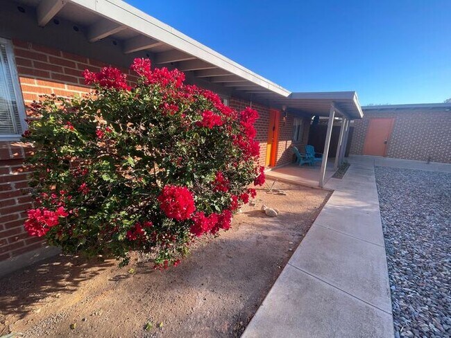 Foto del edificio - Mid-Century Modern Style Two Bedroom W/ A/...