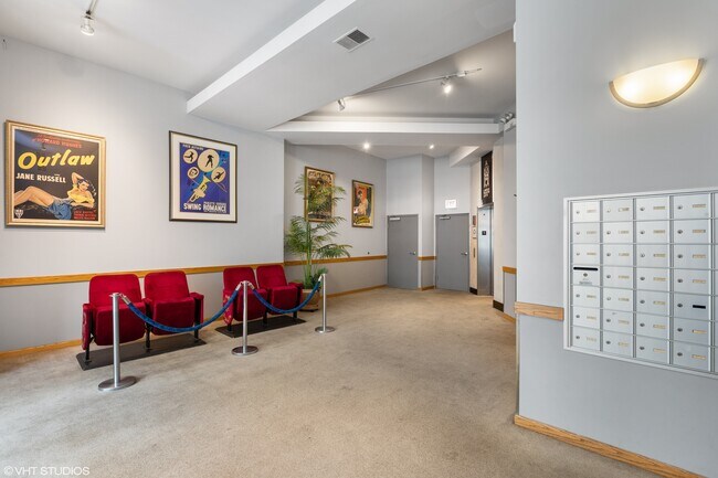 Building Photo - 3160 N Lincoln Ave