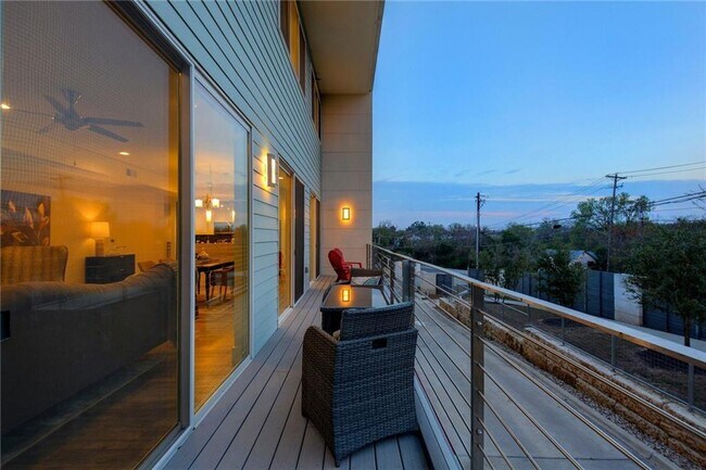 Building Photo - 604 N Bluff Dr