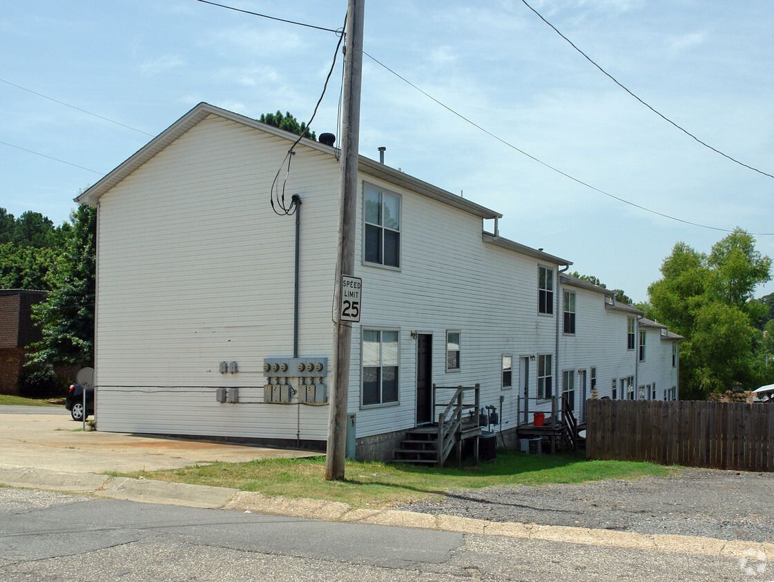 Building Photo - Hillcrest Apartments