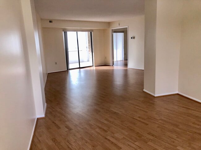 Spacious Living Area - 15115 Interlachen Dr