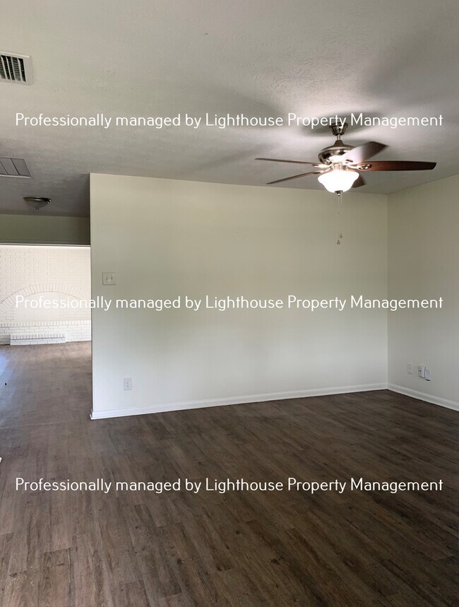 Building Photo - 5815 Hillman Dr