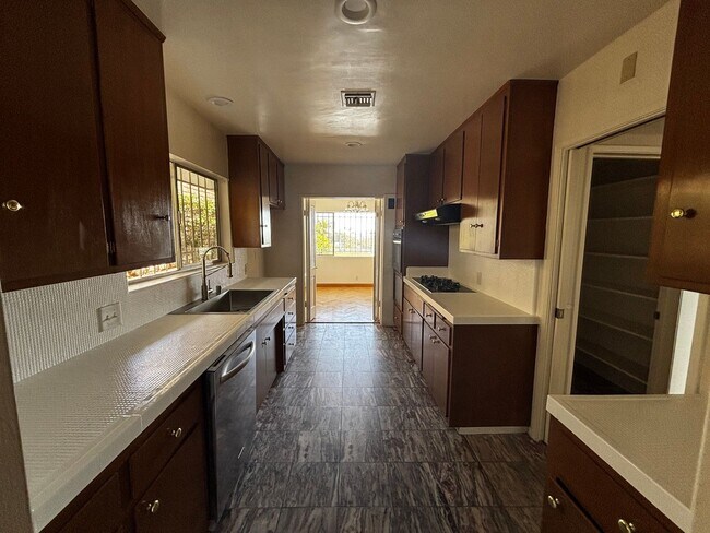 Foto del edificio - Los Feliz Hills 4 Bed/4 Bath Home Availabl...