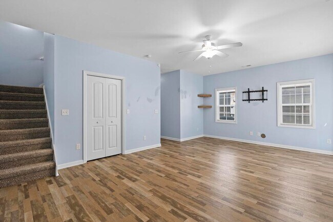 Building Photo - Beautiful Townhome with BEACH Convenience!